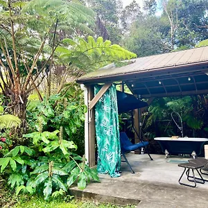  Holiday home Romantic Retreat: Luxury Soak-tub & Firepit Near Hawaii Park